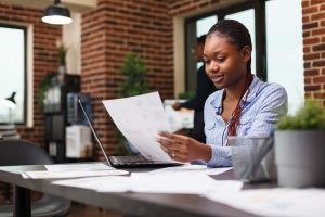 Mulher analisando dados de negócios